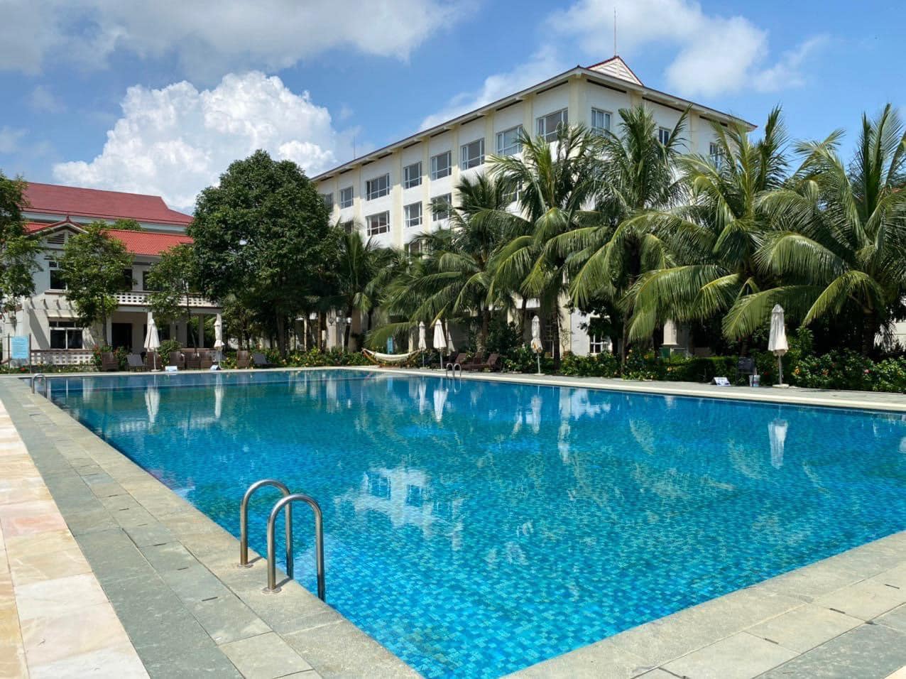 Review Biển Hải Tiến Chia Sẻ Kinh Nghiệm Du Lịch 2 bể bơi hải tiến resort