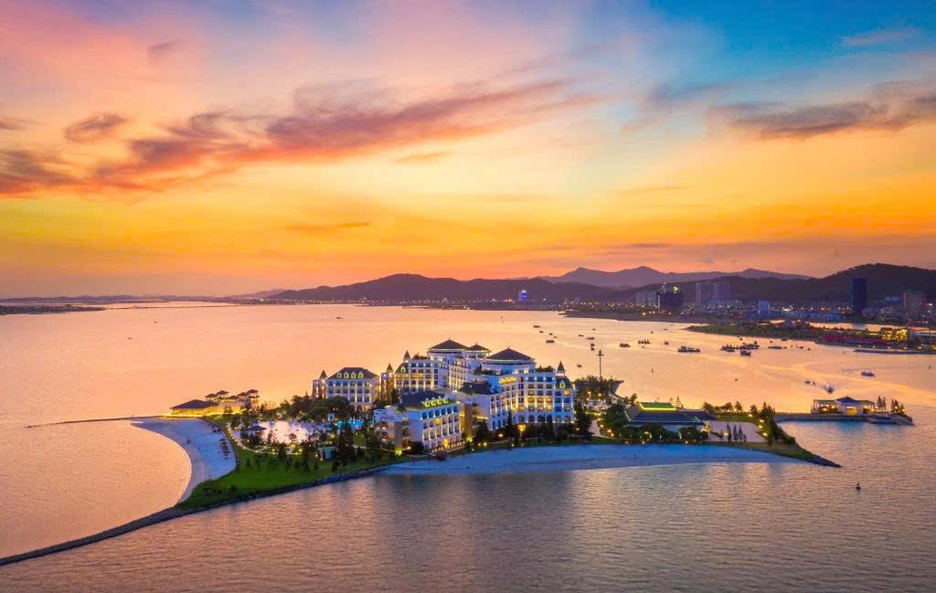Vinpearl Resort & Spa Hạ Long | Resort 5 sao giữa vịnh di sản | Giá, Review & Tour 2026