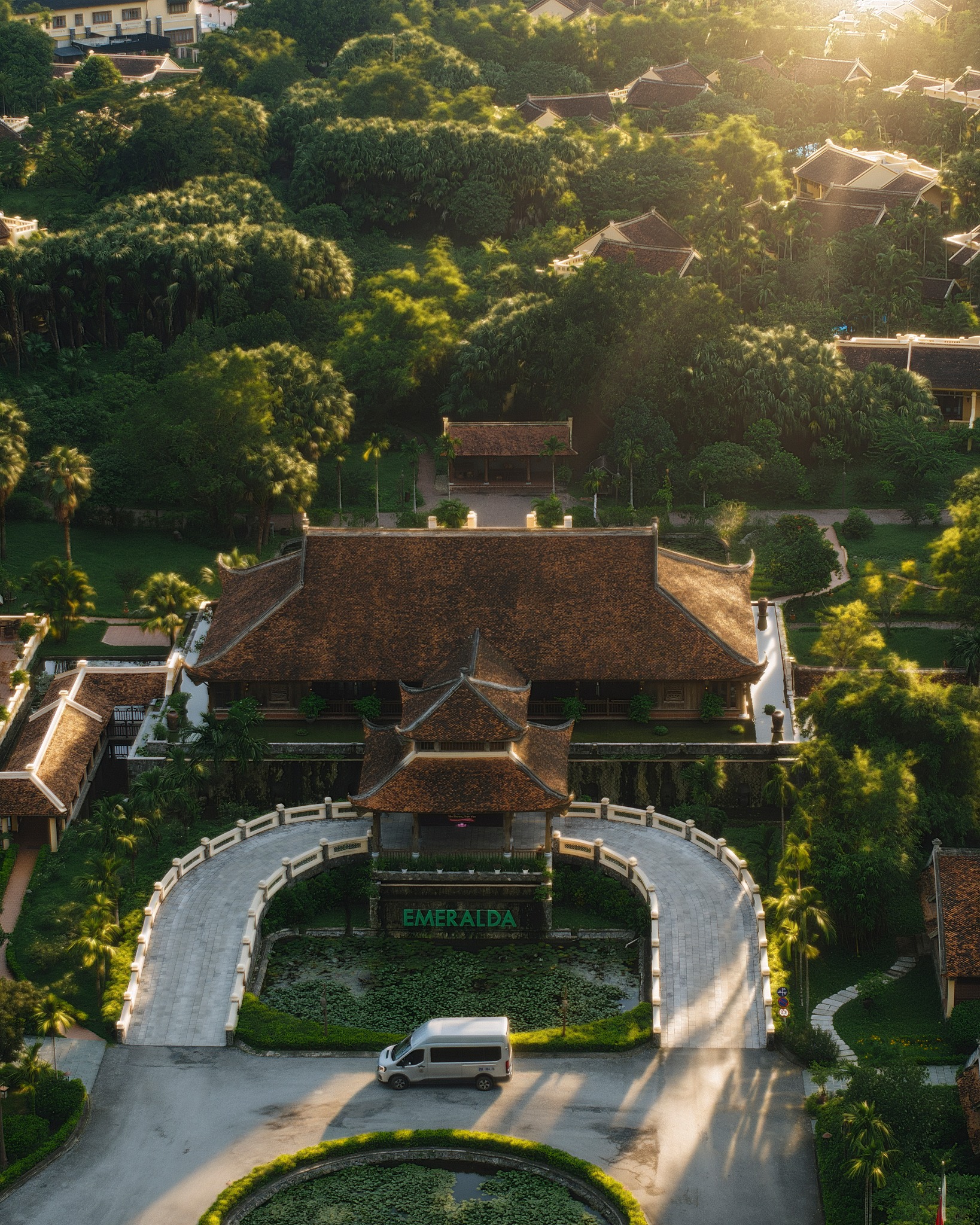 Emeralda Resort Ninh Bình | Khu nghỉ dưỡng 5 sao phong cách làng quê Việt bên Đầm Vân Long – Review & Giá phòng 2025